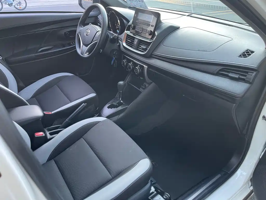 Toyota Yaris L 2022 — фото 11