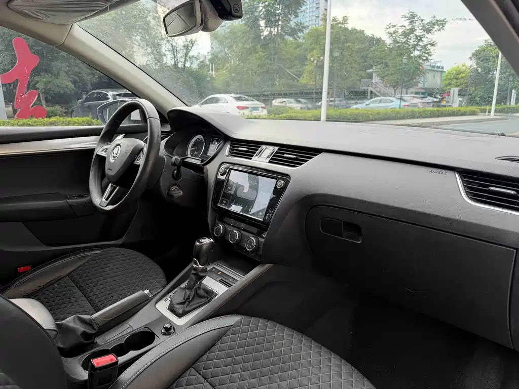 Skoda Octavia 2019 — фото 11
