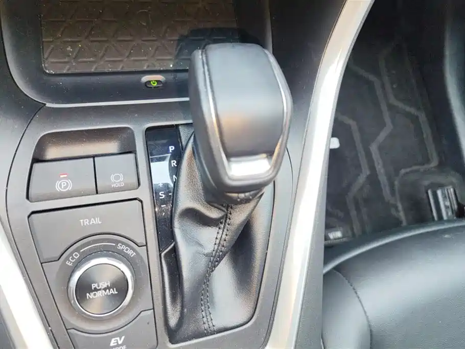 Toyota RAV4 2023 — фото 16