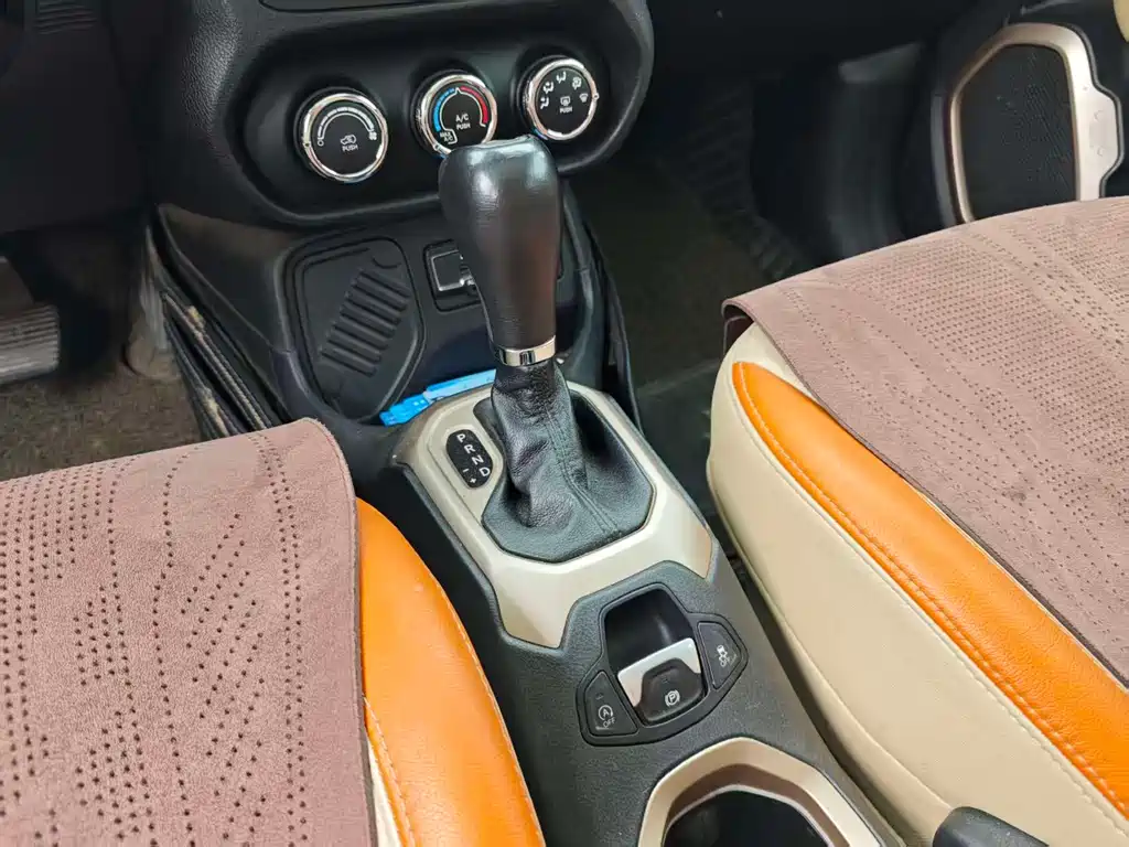 Jeep Renegade 2017 — фото 14
