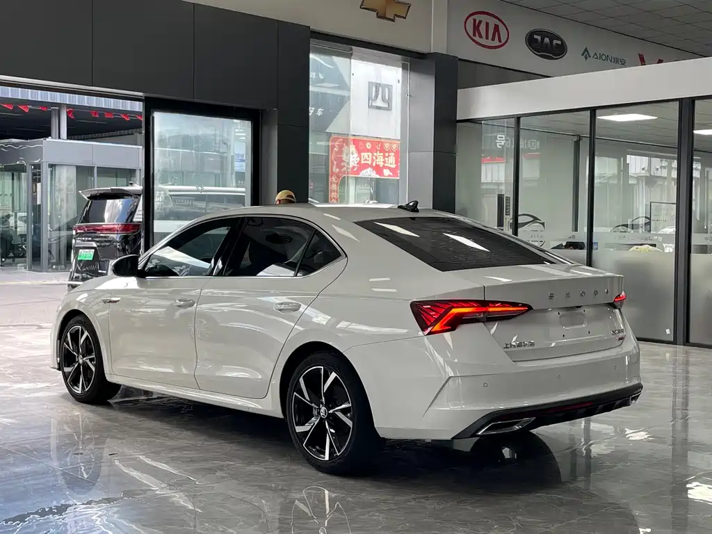 Skoda Octavia 2022 — фото 15