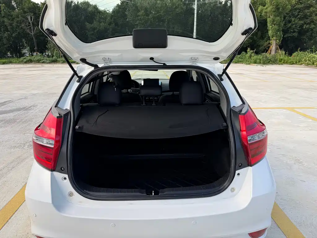 Toyota Yaris L 2017 — фото 15