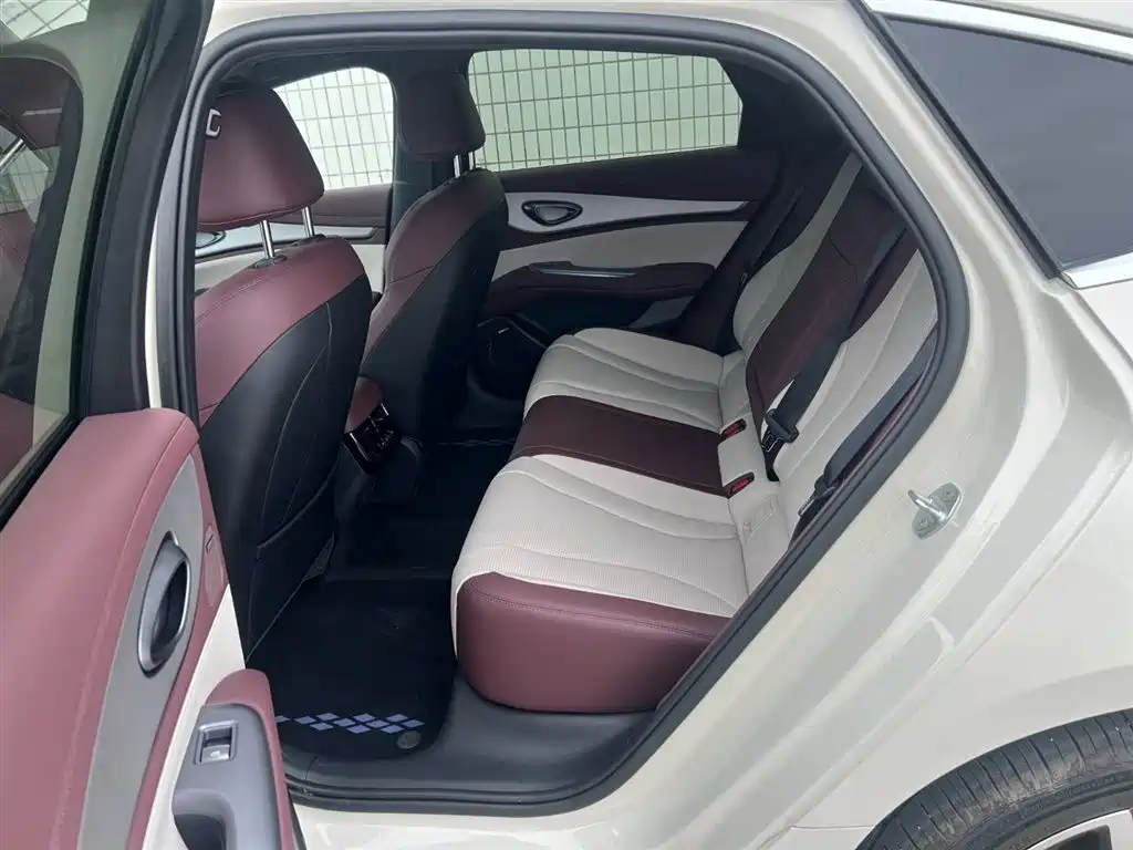 BYD Seal 07 DM-i 2025 — фото 8