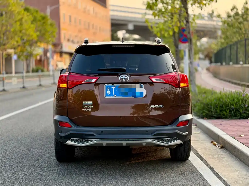Toyota RAV4 2015 — фото 3