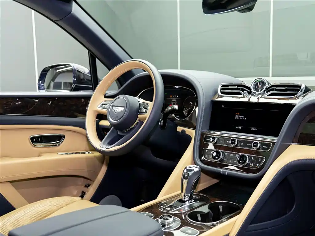 Bentley Bentayga 2024 — фото 17