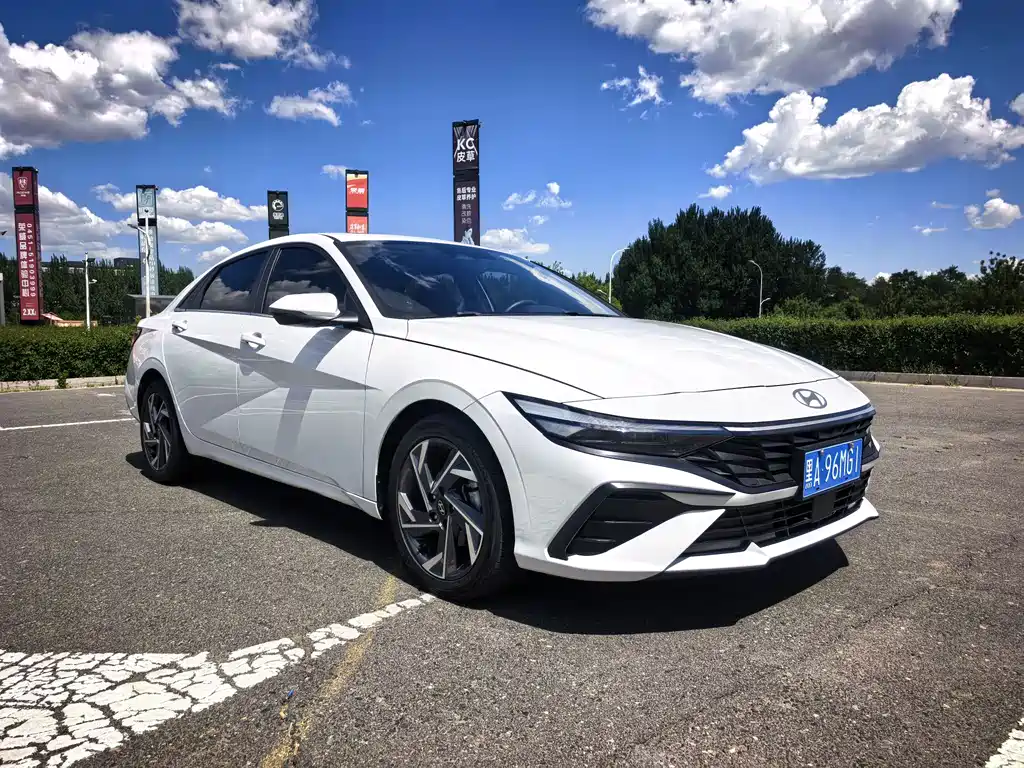 Hyundai Elantra 2023 — фото 3