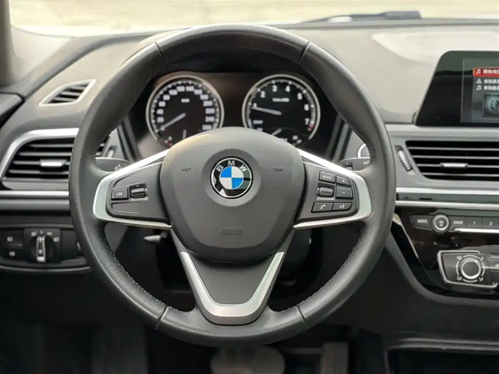 BMW 1 Series 2019 — фото 16