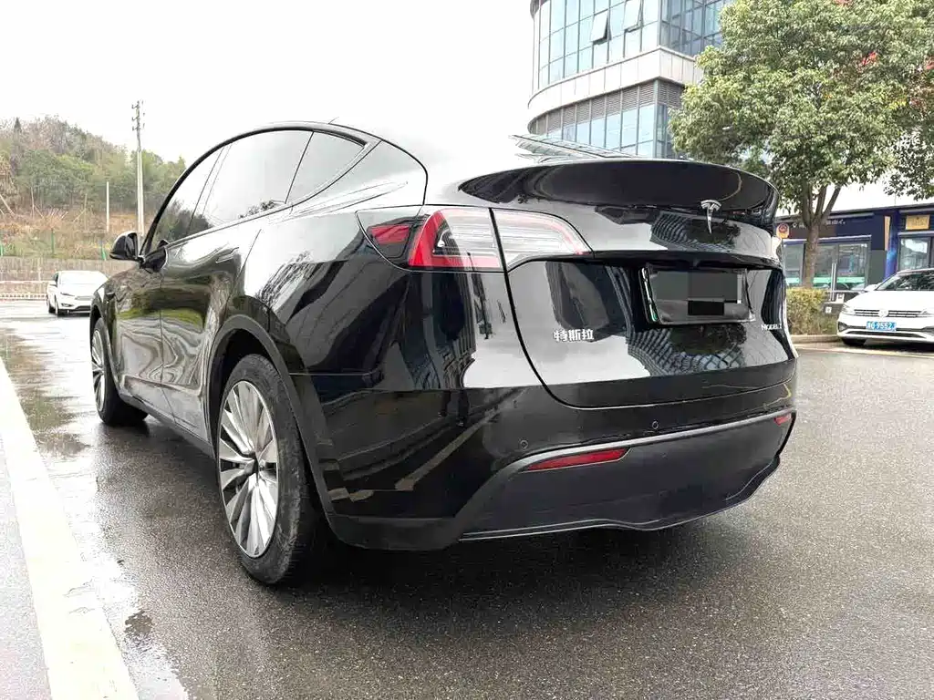 Tesla Model Y 2023 — фото 9