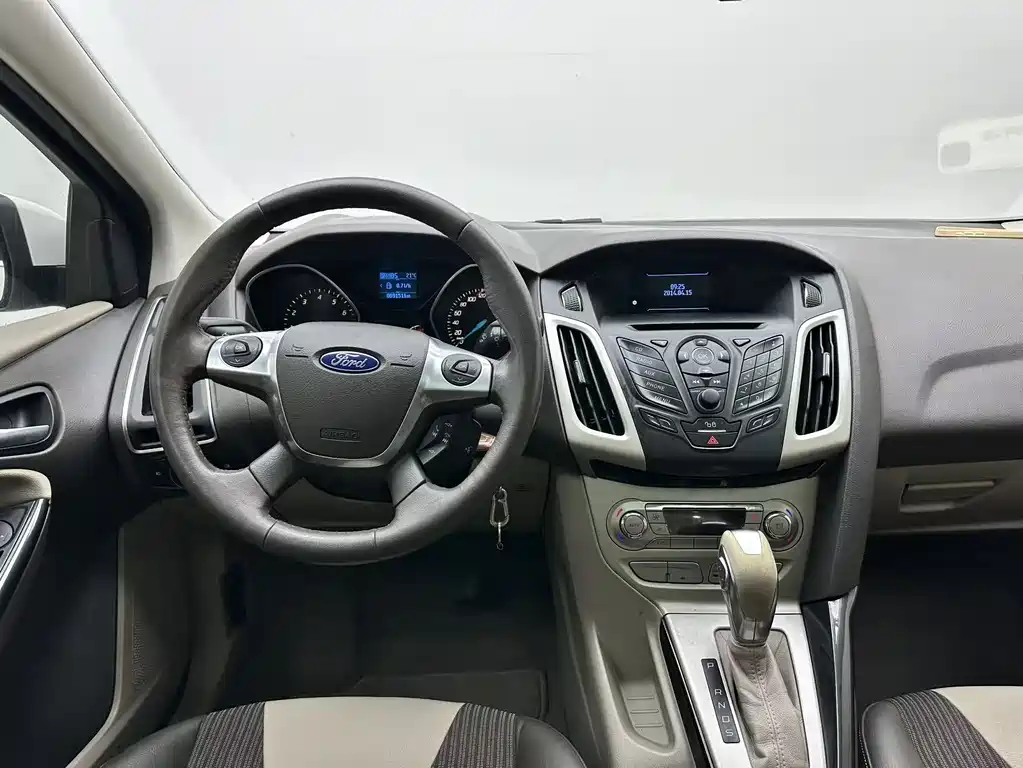 Ford Focus 2013 — фото 16