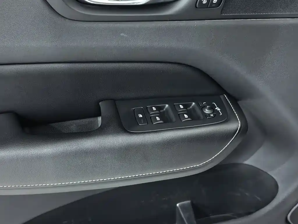 Volvo XC60 2018 — фото 11