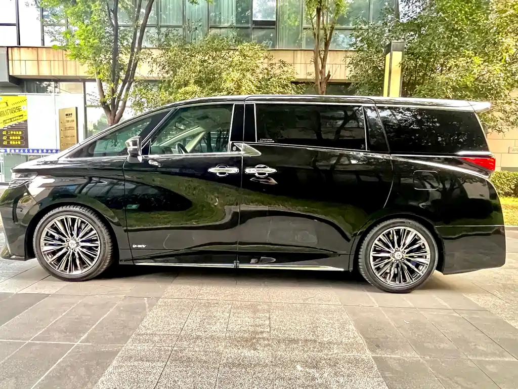 Toyota Alphard 2024 — фото 3
