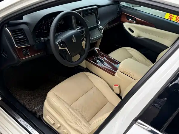 Toyota Crown 2016