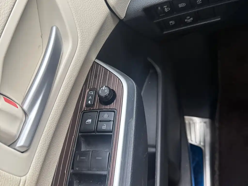 Toyota Sienna 2023 — фото 17