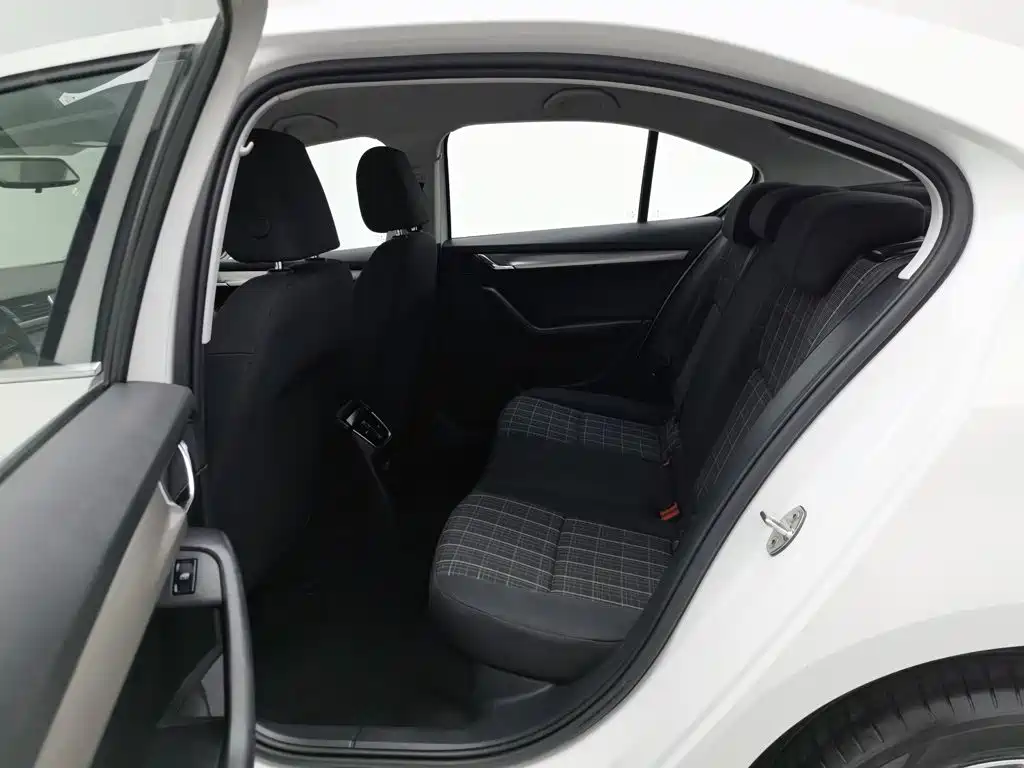 Skoda Octavia 2021 — фото 15