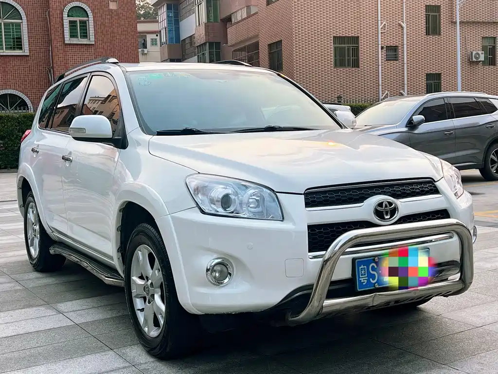 Toyota RAV4 2013 — фото 3