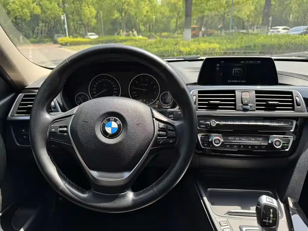 BMW 3 Series 2018 — фото 11
