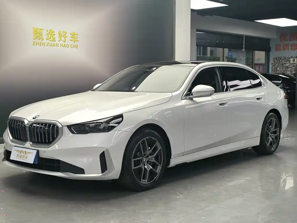 BMW 5 Series 2025 — фото 1