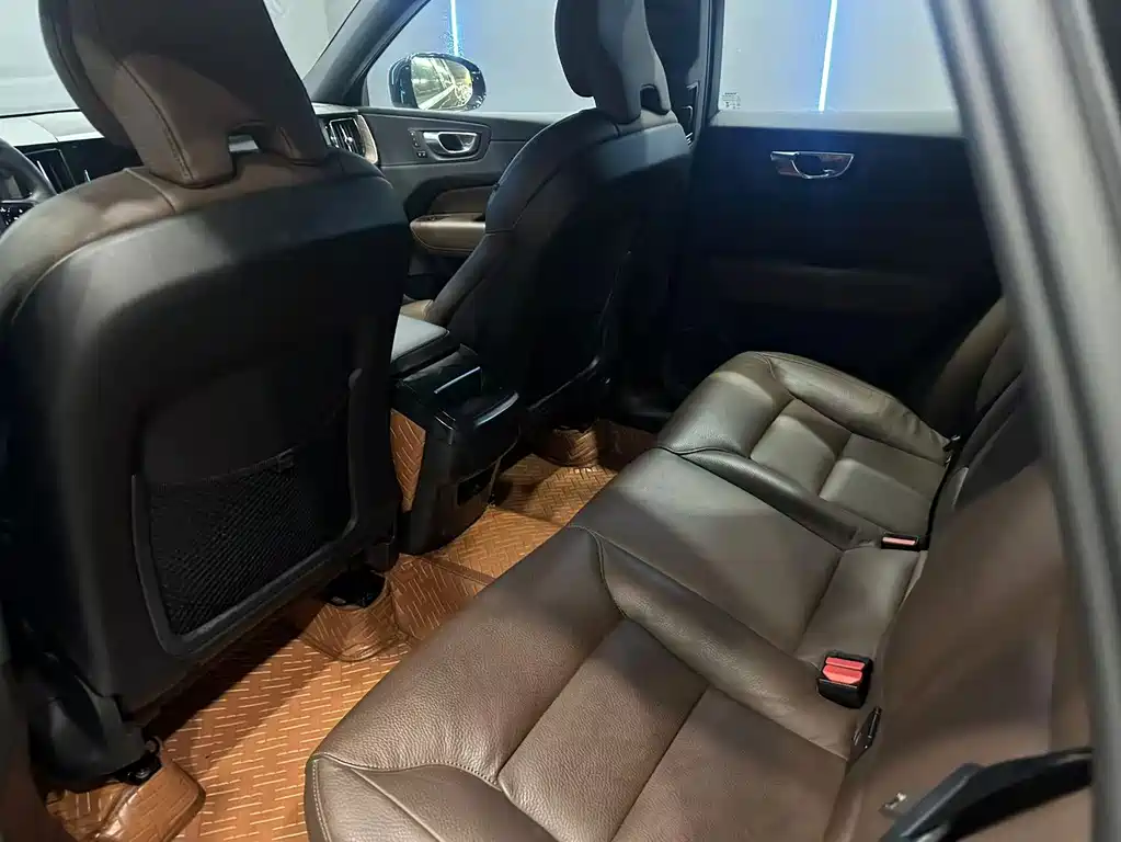 Volvo XC60 2023 — фото 10