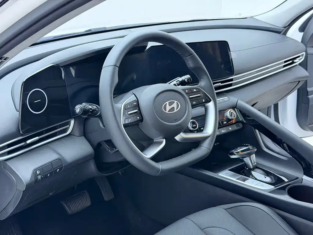 Hyundai Elantra 2023 — фото 6