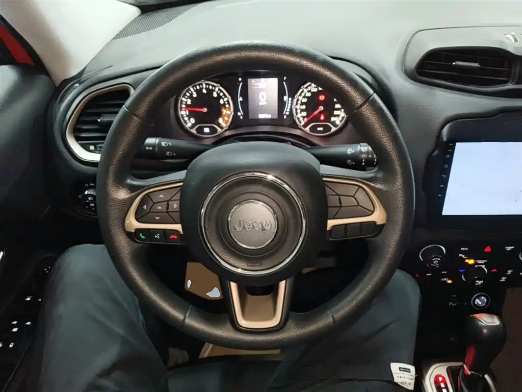 Jeep Renegade 2018 — фото 11