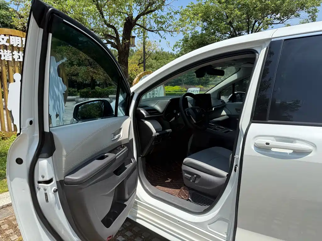 Toyota Sienna 2023 — фото 10