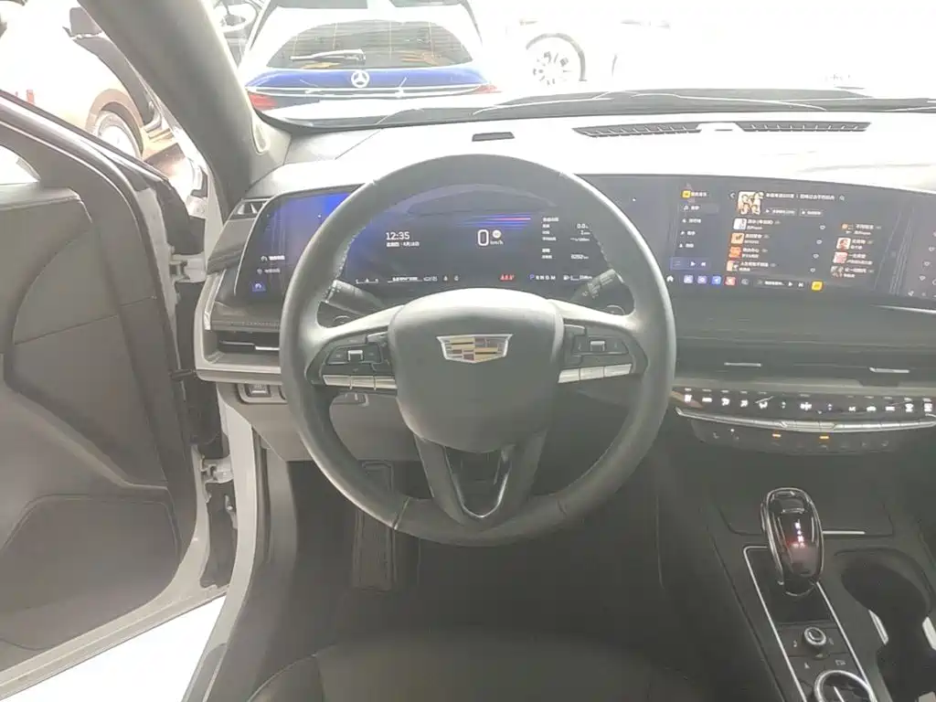 Cadillac XT4 2025 — фото 11