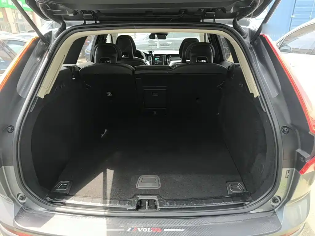 Volvo XC60 2018 — фото 19