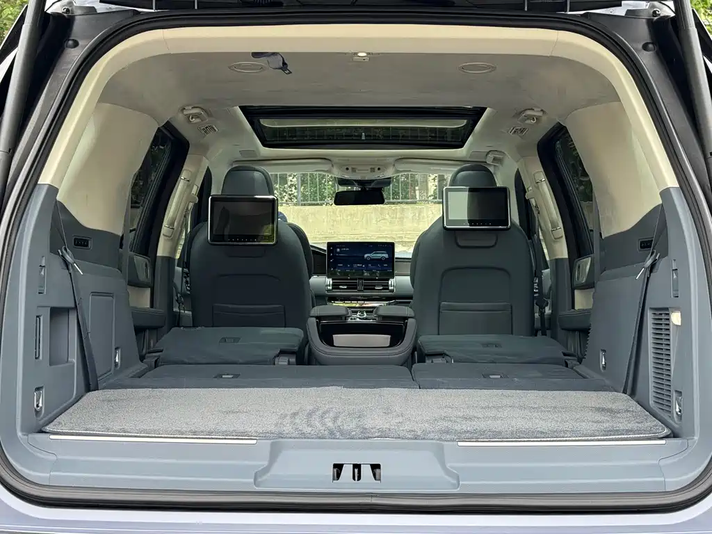 Lincoln Navigator 2023 — фото 19