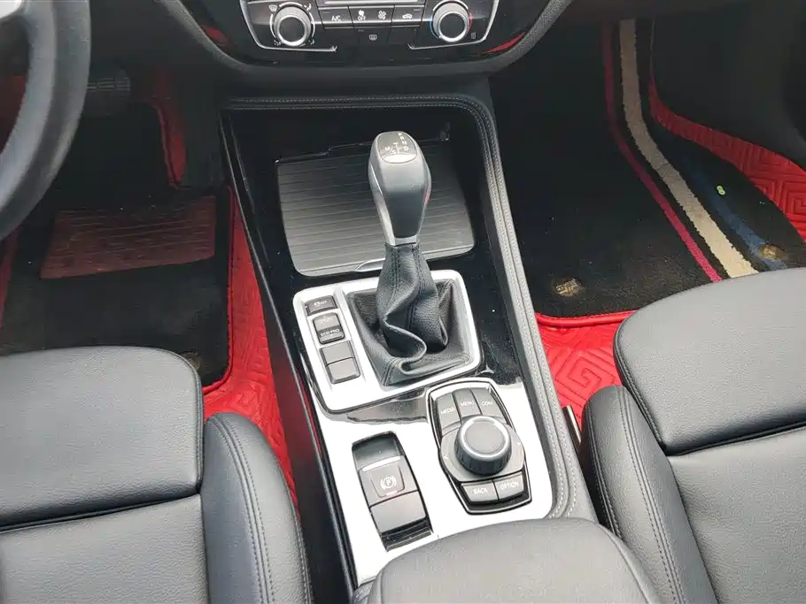 BMW 1 Series 2018 — фото 16