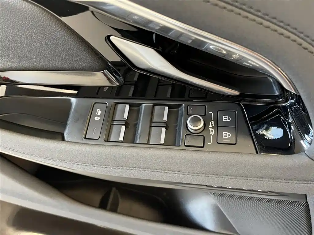 Land Rover Evoque 2023 — фото 19