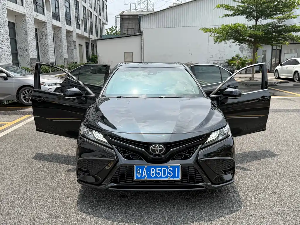 Toyota Camry 2022 — фото 2