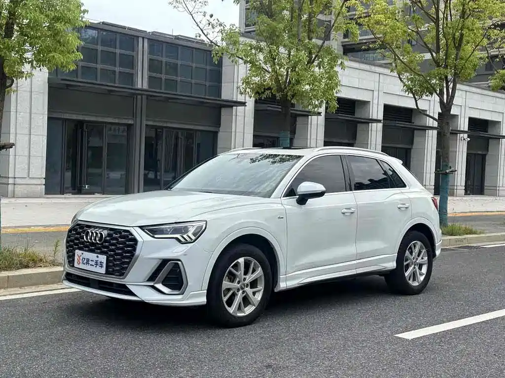 Audi Q3 2019 — фото 1