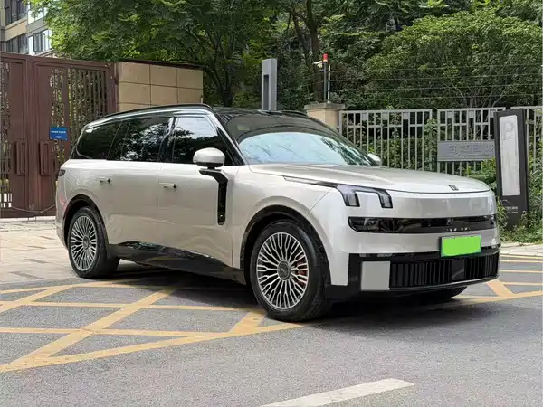 Lynk & Co 900 2025