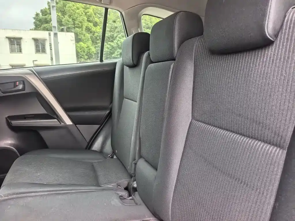 Toyota RAV4 2017 — фото 14