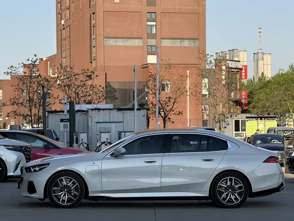 BMW i5 2024 — фото 4