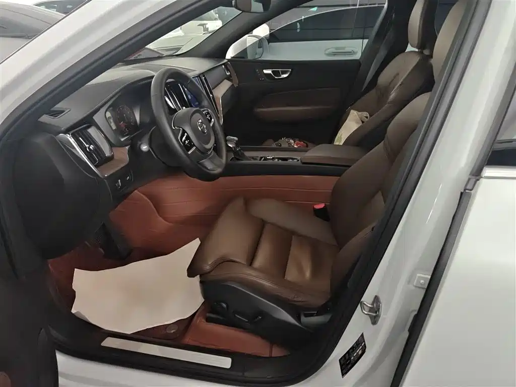 Volvo XC60 2021 — фото 11