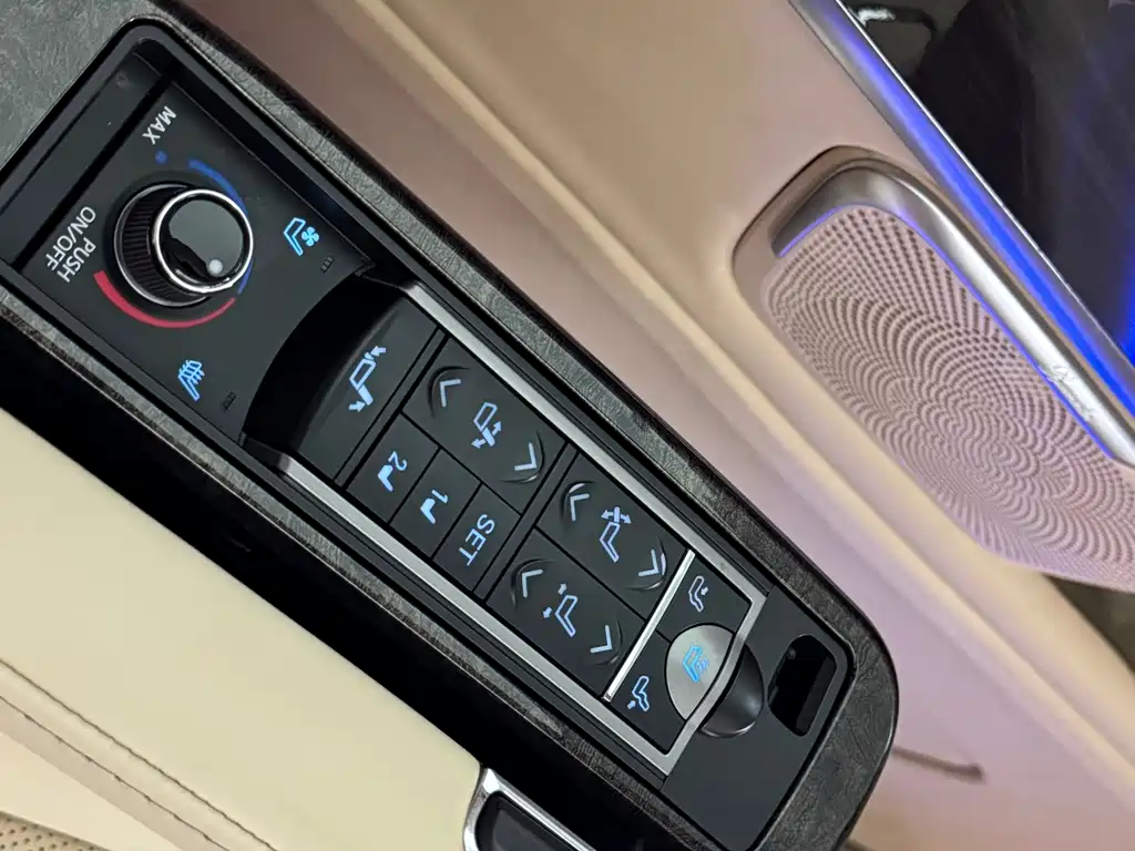 Mercedes-Benz V-Class 2021 — фото 11