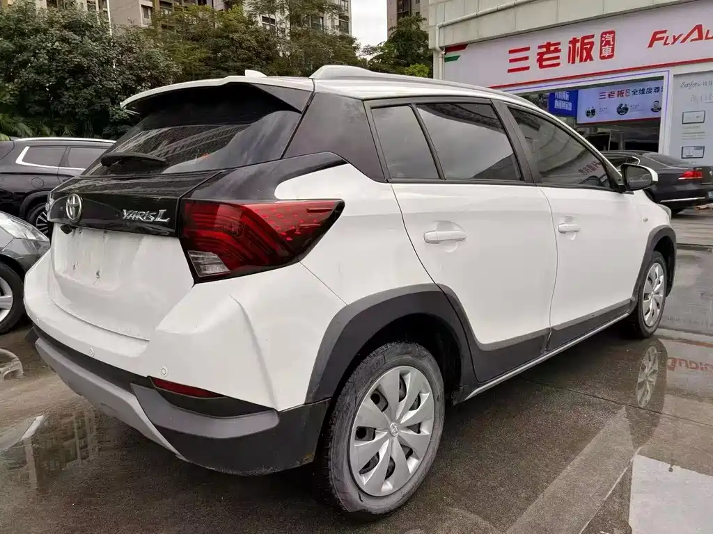 Toyota Yaris L 2022 — фото 6