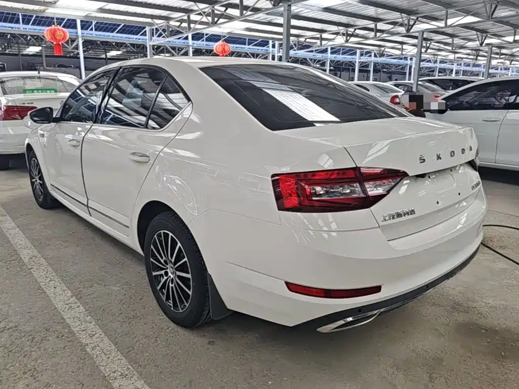 Skoda Octavia 2021 — фото 5