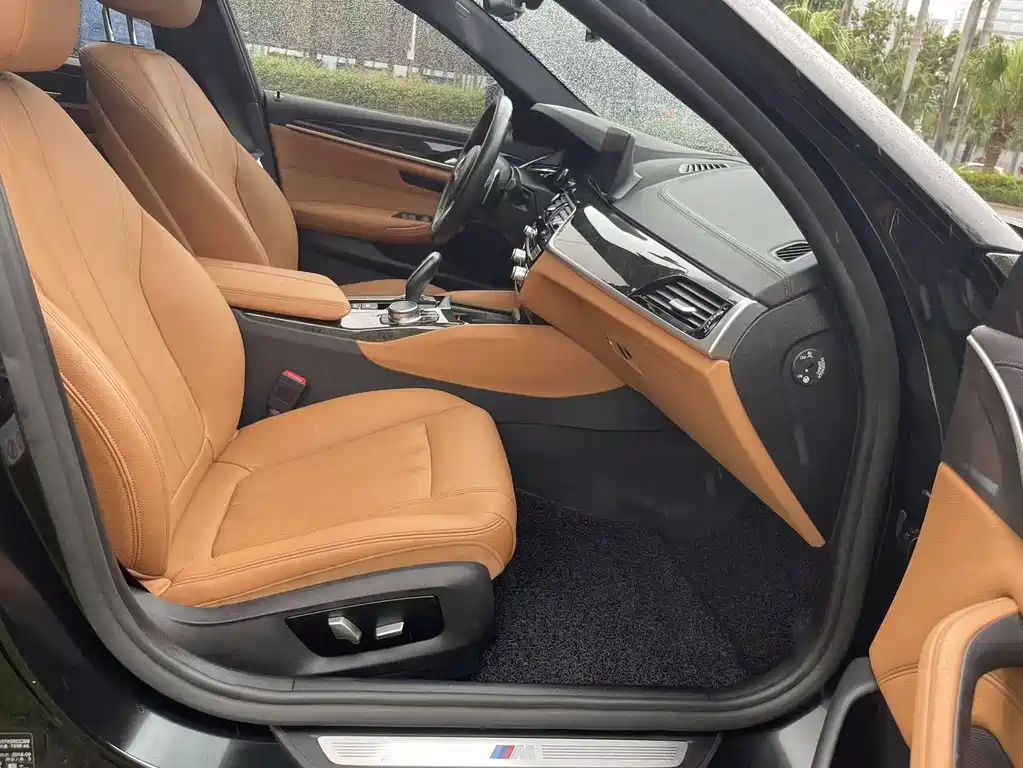 BMW 5 Series 2019 — фото 12