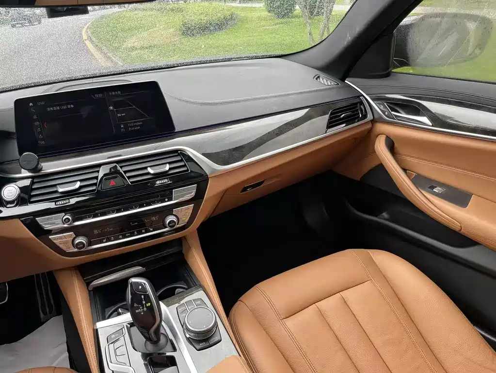 BMW 5 Series 2019 — фото 15
