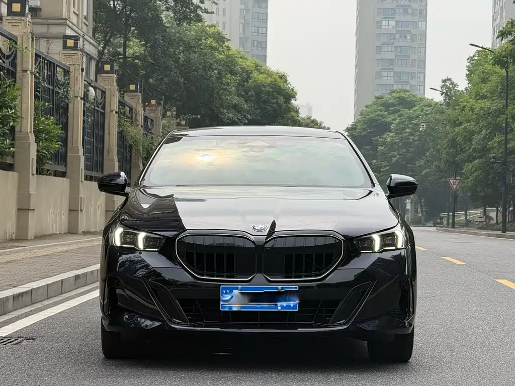 BMW 5 Series 2025 — фото 10