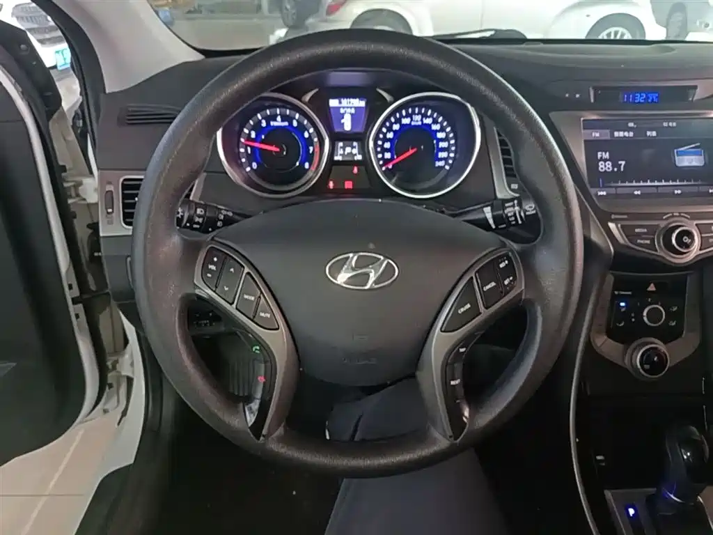 Hyundai Elantra Langdong 2018 — фото 11