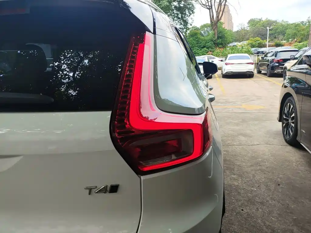 Volvo XC40 2022 — фото 8