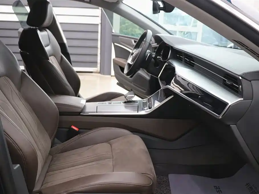 Audi A7L 2023 — фото 24