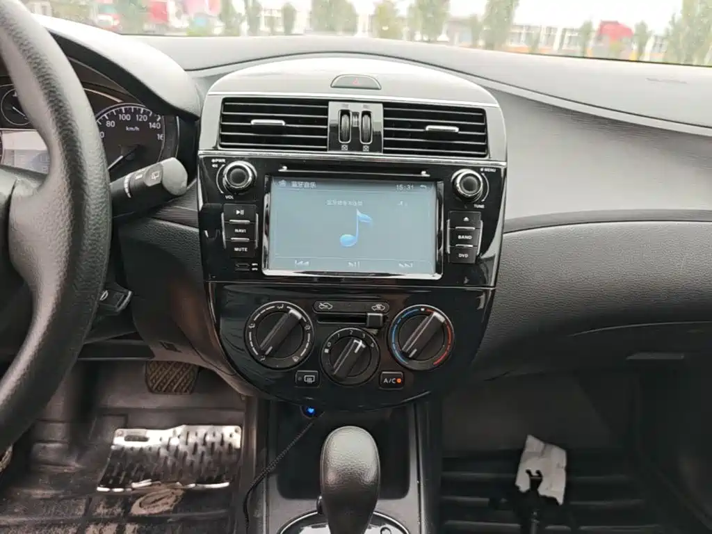 Nissan Tiida 2015 — фото 13