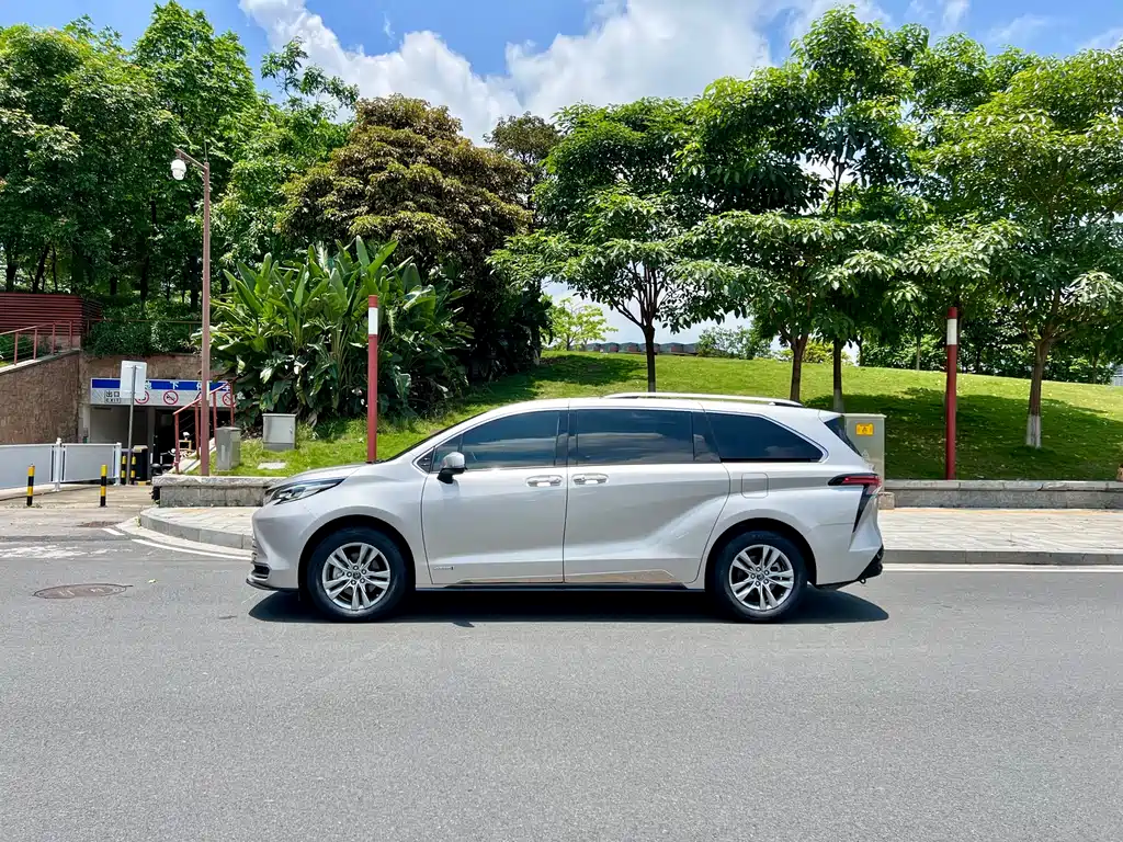 Toyota Sienna 2021 — фото 28