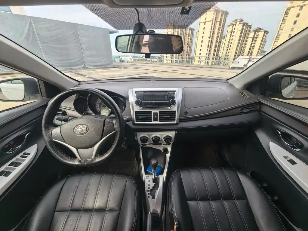 Toyota Yaris L 2015 — фото 4