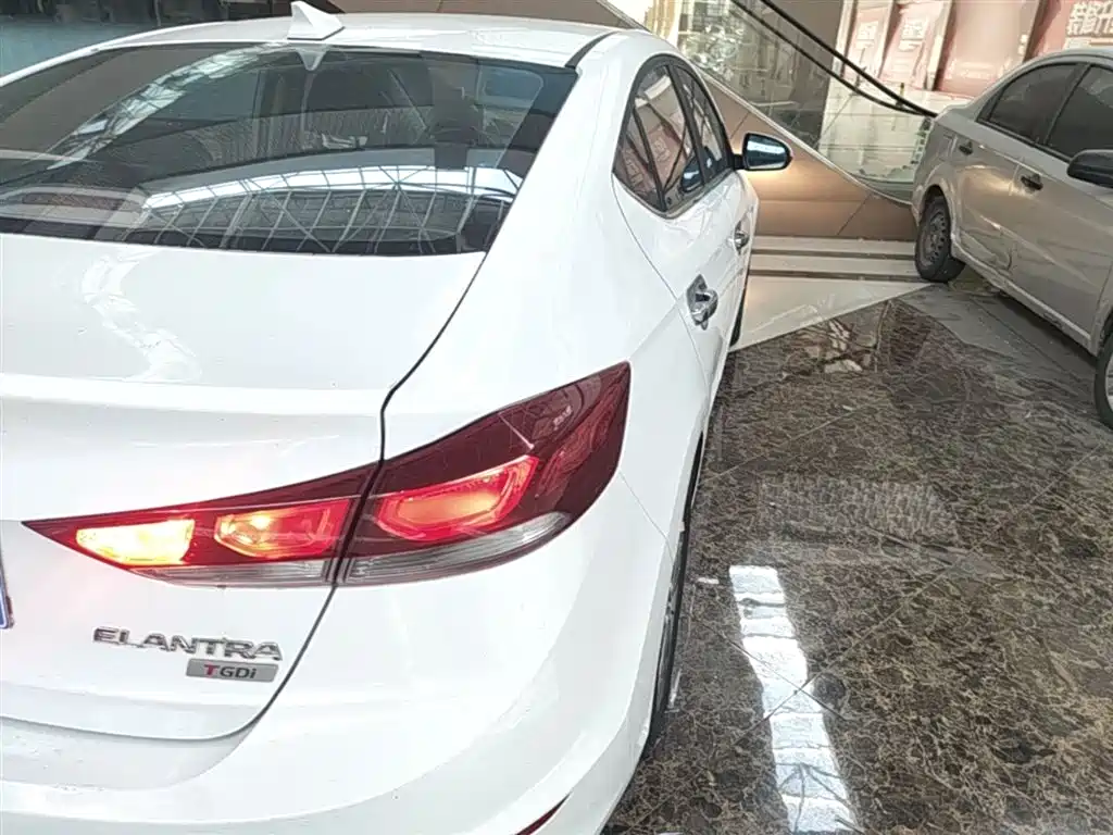 Hyundai Elantra 2016 — фото 8