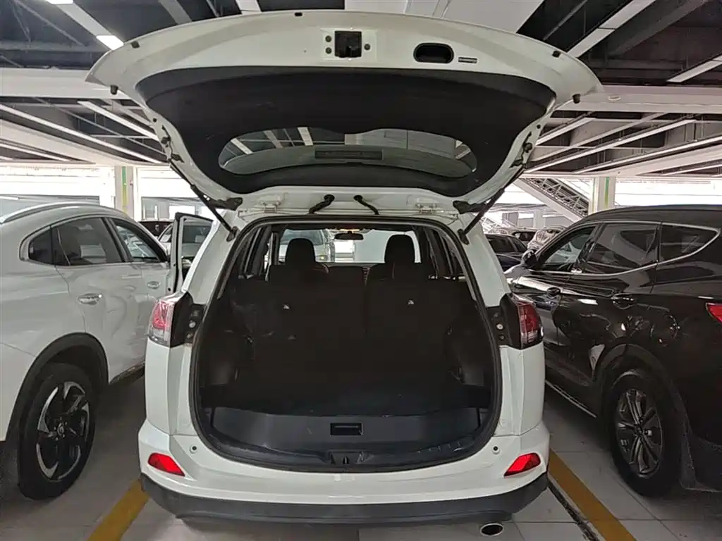 Toyota RAV4 2019 — фото 19